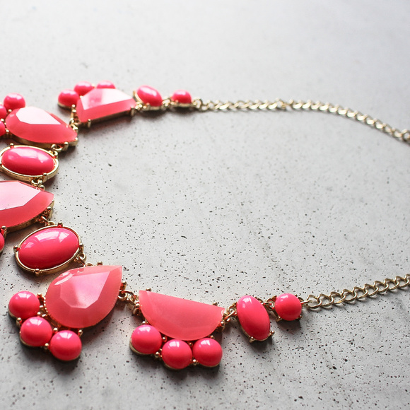 nwot Pink Teardrop statement necklace bubble - Picture 3 of 4